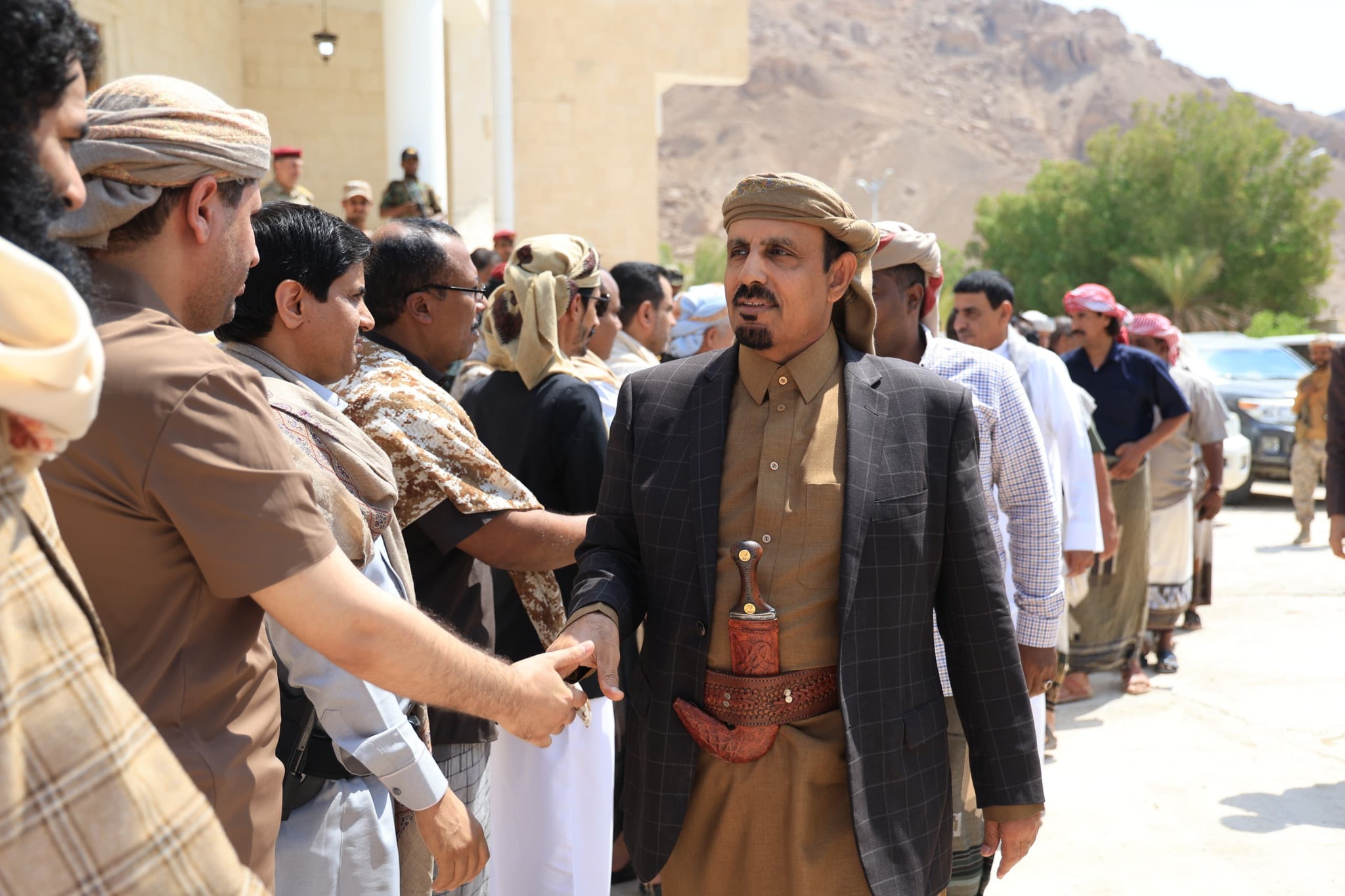 محافظ حضرموت يصل سيئون ويناقش الأوضاع الخدمية والأمنية مع قيادات السلطة المحلية والعسكرية محافظ حضرموت يصل سيئون ويناقش الأوضاع الخدمية والأمنية مع قيادات السلطة المحلية والعسكرية