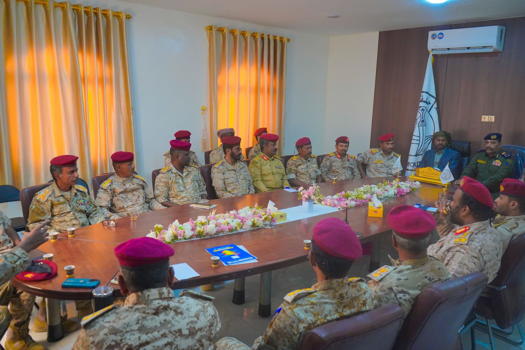 القائد الأعلى لقوات حماية حضرموت يعقد اجتماعًا بقيادة القوات والألوية العسكرية لمناقشة مستجدات الأوضاع وتعزيز الجاهزية القائد الأعلى لقوات حماية حضرموت يعقد اجتماعًا بقيادة القوات والألوية العسكرية لمناقشة مستجدات الأوضاع وتعزيز الجاهزية