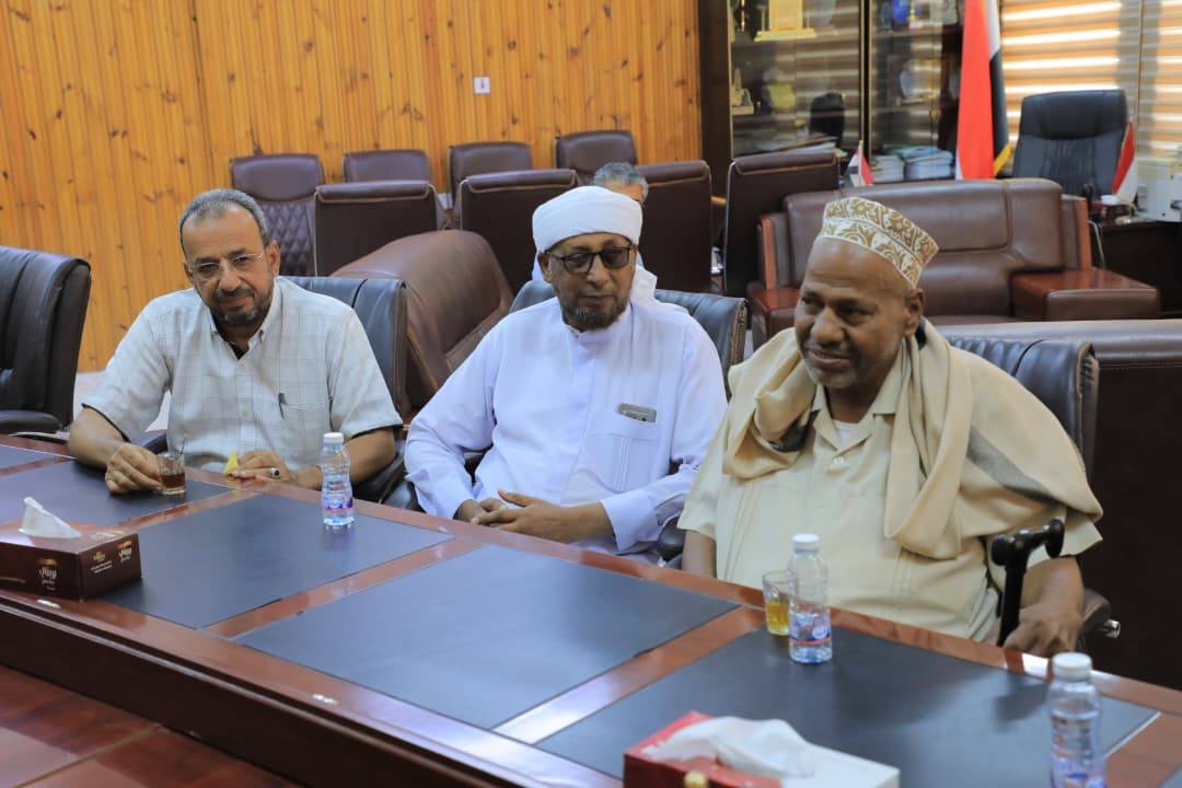 الوكيل العامري يلتقي بعُقال حارات حي القرن واللجنة المجتمعية ويُشيد بجهودهم في خدمة المجتمع الوكيل العامري يلتقي بعُقال حارات حي القرن واللجنة المجتمعية ويُشيد بجهودهم في خدمة المجتمع