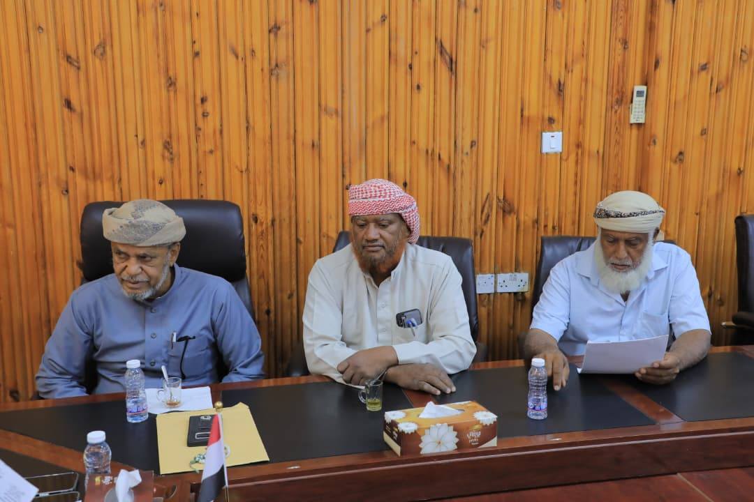 الوكيل العامري يلتقي بعُقال حارات حي القرن واللجنة المجتمعية ويُشيد بجهودهم في خدمة المجتمع الوكيل العامري يلتقي بعُقال حارات حي القرن واللجنة المجتمعية ويُشيد بجهودهم في خدمة المجتمع