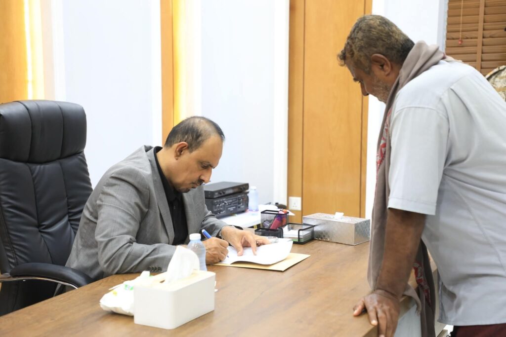 محافظ حضرموت يلتقي المواطنين ويستمع لقضاياهم ويصدر توجيهات فورية بتخليص معاملات أكثر من 600 مواطن محافظ حضرموت يلتقي المواطنين ويستمع لقضاياهم ويصدر توجيهات فورية بتخليص معاملات أكثر من 600 مواطن