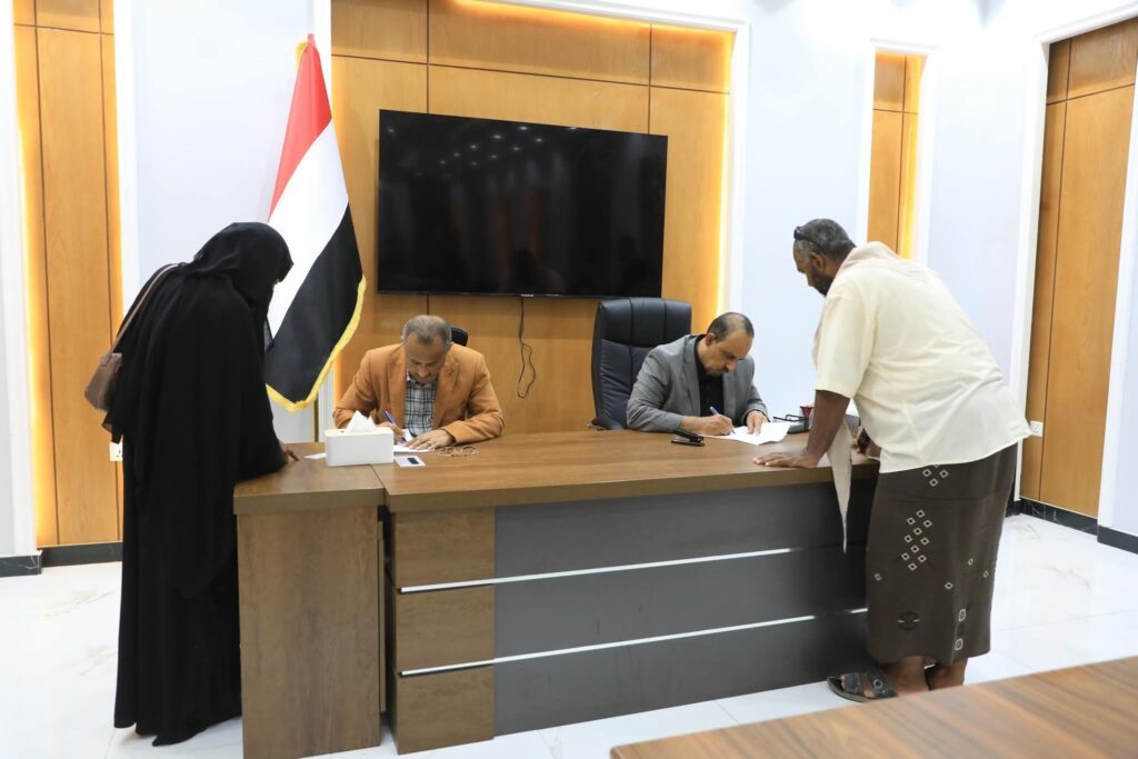 محافظ حضرموت يلتقي المواطنين ويستمع لقضاياهم ويصدر توجيهات فورية بتخليص معاملات أكثر من 600 مواطن محافظ حضرموت يلتقي المواطنين ويستمع لقضاياهم ويصدر توجيهات فورية بتخليص معاملات أكثر من 600 مواطن