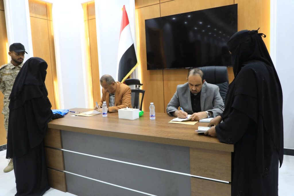 محافظ حضرموت يلتقي المواطنين ويستمع لقضاياهم ويصدر توجيهات فورية بتخليص معاملات أكثر من 600 مواطن محافظ حضرموت يلتقي المواطنين ويستمع لقضاياهم ويصدر توجيهات فورية بتخليص معاملات أكثر من 600 مواطن