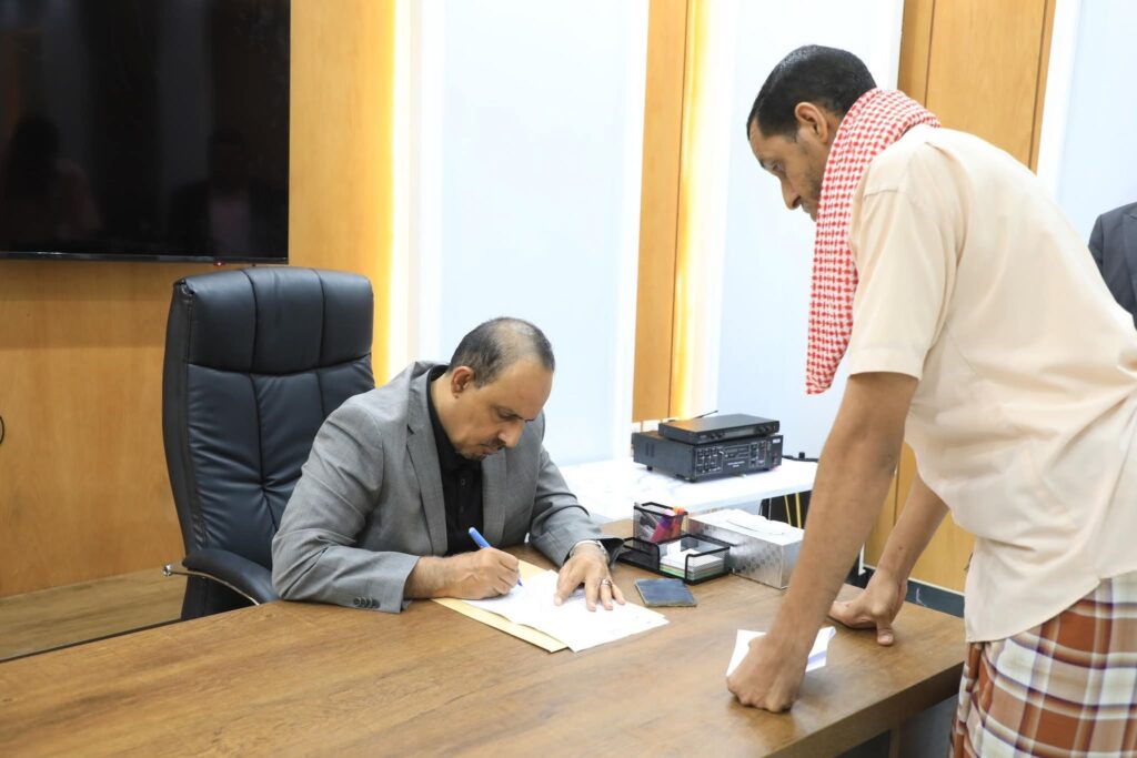 محافظ حضرموت يلتقي المواطنين ويستمع لقضاياهم ويصدر توجيهات فورية بتخليص معاملات أكثر من 600 مواطن محافظ حضرموت يلتقي المواطنين ويستمع لقضاياهم ويصدر توجيهات فورية بتخليص معاملات أكثر من 600 مواطن