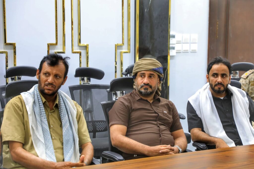 محافظ حضرموت يبحث مع قيادات عدد من الجمعيات السمكية بالريدة وقصيعر سُبل تنظيم عملية الاصطياد والحفاظ على الثروة السمكية محافظ حضرموت يبحث مع قيادات عدد من الجمعيات السمكية بالريدة وقصيعر سُبل تنظيم عملية الاصطياد والحفاظ على الثروة السمكية