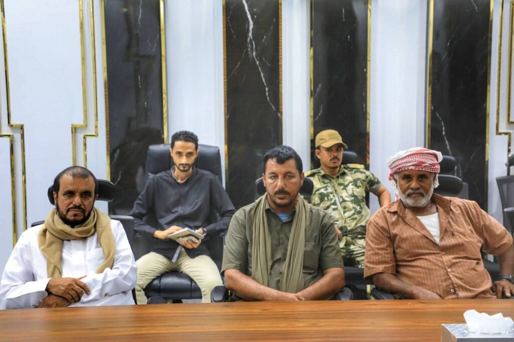 محافظ حضرموت يبحث مع قيادات عدد من الجمعيات السمكية بالريدة وقصيعر سُبل تنظيم عملية الاصطياد والحفاظ على الثروة السمكية محافظ حضرموت يبحث مع قيادات عدد من الجمعيات السمكية بالريدة وقصيعر سُبل تنظيم عملية الاصطياد والحفاظ على الثروة السمكية