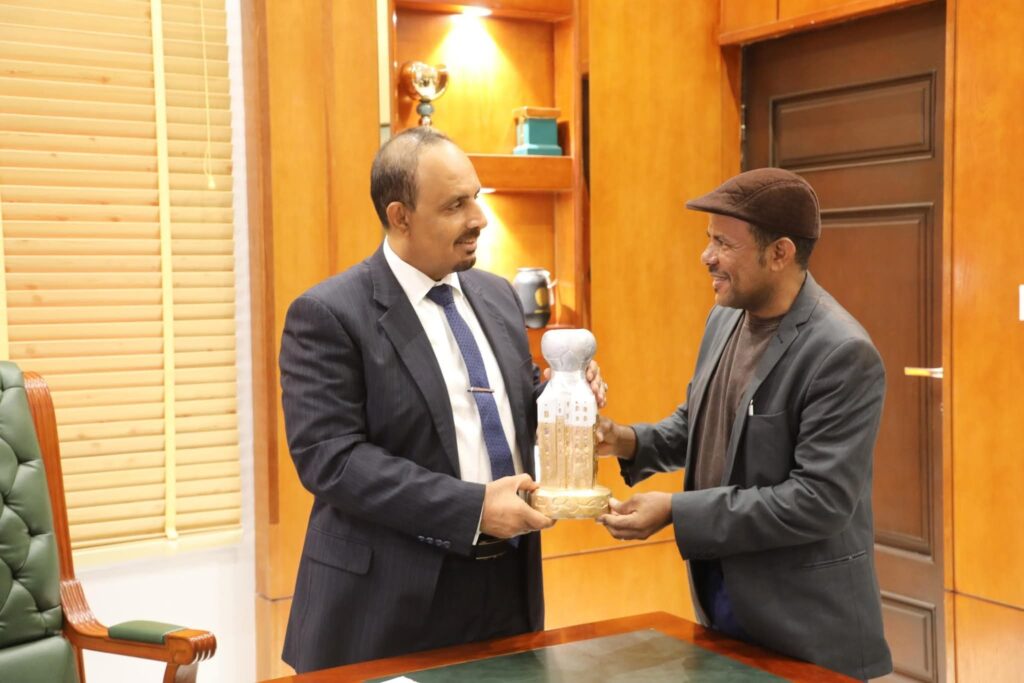 محافظ حضرموت يتسلّم درع شكر من الأندية والاتحادات الرياضية وفاءً لدعمه اللامحدود للقطاع الرياضي ويُشيد بأعمال الفنان التشكيلي يعقوب هبشان محافظ حضرموت يتسلّم درع شكر من الأندية والاتحادات الرياضية وفاءً لدعمه اللامحدود للقطاع الرياضي ويُشيد بأعمال الفنان التشكيلي يعقوب هبشان