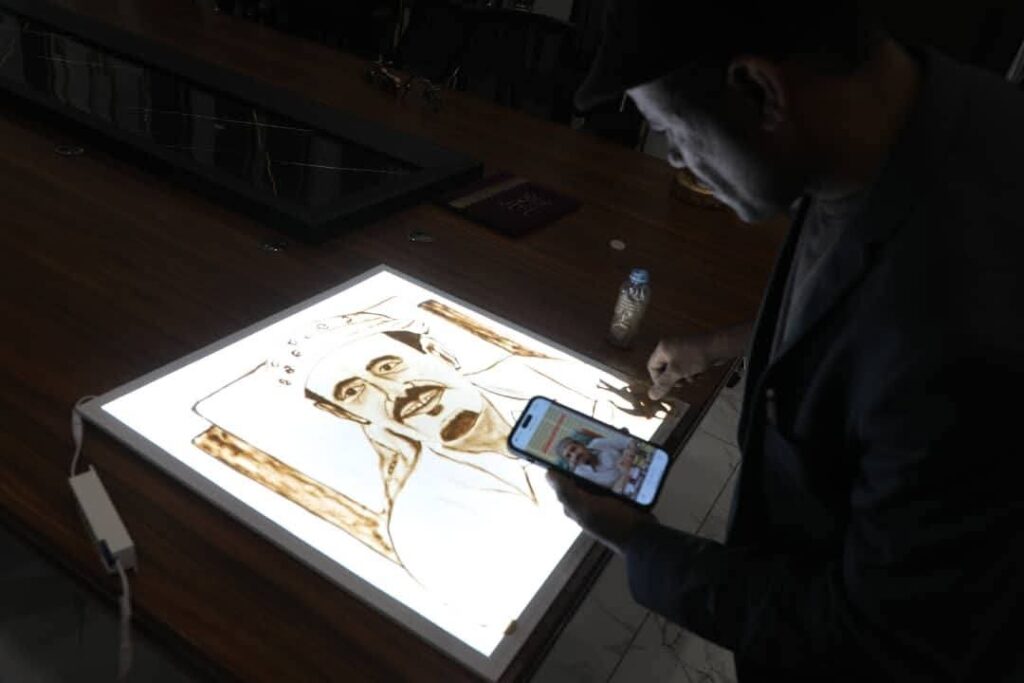 محافظ حضرموت يتسلّم درع شكر من الأندية والاتحادات الرياضية وفاءً لدعمه اللامحدود للقطاع الرياضي ويُشيد بأعمال الفنان التشكيلي يعقوب هبشان محافظ حضرموت يتسلّم درع شكر من الأندية والاتحادات الرياضية وفاءً لدعمه اللامحدود للقطاع الرياضي ويُشيد بأعمال الفنان التشكيلي يعقوب هبشان