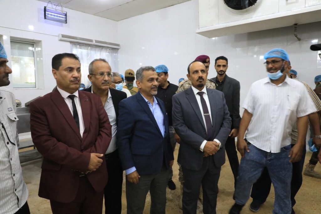 محافظ حضرموت يتفقد مصنع المكلا لتعليب الأسماك ويشيد بمستوى التحديثات المنفذة محافظ حضرموت يتفقد مصنع المكلا لتعليب الأسماك ويشيد بمستوى التحديثات المنفذة