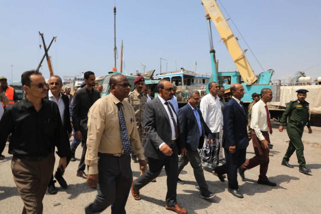 محافظ حضرموت يعقد اجتماعًا لمجلس إدارة مؤسسة موانئ البحر العربي ويطلع على سير العمل بميناء المكلا ويشدد على توسعة الميناء بما يواكب الحركة الملاحية والتجارية محافظ حضرموت يعقد اجتماعًا لمجلس إدارة مؤسسة موانئ البحر العربي ويطلع على سير العمل بميناء المكلا ويشدد على توسعة الميناء بما يواكب الحركة الملاحية والتجارية