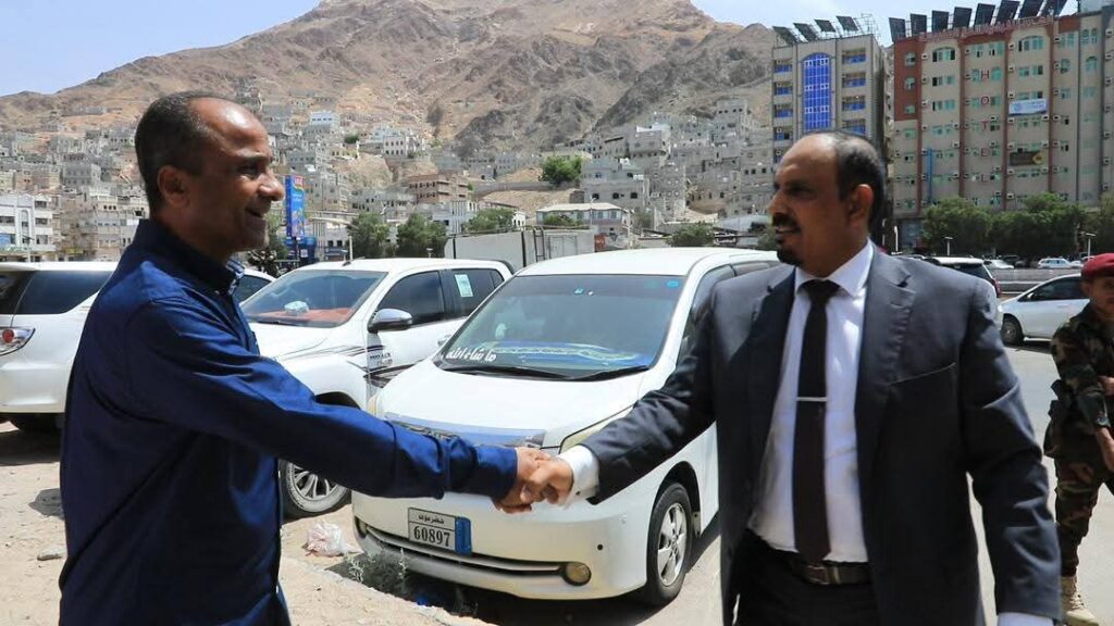 جرى خلاله الاتفاق على تشكيل فريق فني لتقييم دراسة توسعة ميناء المكلا..المحافظ بن ماضي يعقد لقاءً بقيادة غرفة تجارة وصناعة حضرموت ورجال المال والأعمال لبحث الدفع بمجالات الاستثمار والصناعة والتجارة جرى خلاله الاتفاق على تشكيل فريق فني لتقييم دراسة توسعة ميناء المكلا..المحافظ بن ماضي يعقد لقاءً بقيادة غرفة تجارة وصناعة حضرموت ورجال المال والأعمال لبحث الدفع بمجالات الاستثمار والصناعة والتجارة