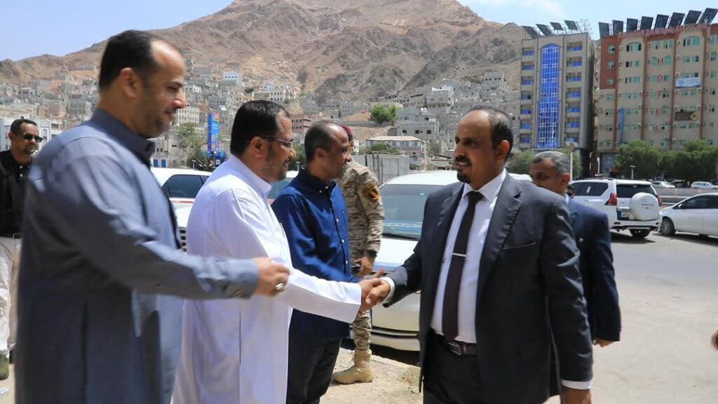 جرى خلاله الاتفاق على تشكيل فريق فني لتقييم دراسة توسعة ميناء المكلا..المحافظ بن ماضي يعقد لقاءً بقيادة غرفة تجارة وصناعة حضرموت ورجال المال والأعمال لبحث الدفع بمجالات الاستثمار والصناعة والتجارة جرى خلاله الاتفاق على تشكيل فريق فني لتقييم دراسة توسعة ميناء المكلا..المحافظ بن ماضي يعقد لقاءً بقيادة غرفة تجارة وصناعة حضرموت ورجال المال والأعمال لبحث الدفع بمجالات الاستثمار والصناعة والتجارة