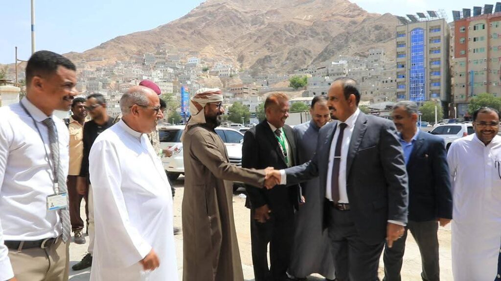 جرى خلاله الاتفاق على تشكيل فريق فني لتقييم دراسة توسعة ميناء المكلا..المحافظ بن ماضي يعقد لقاءً بقيادة غرفة تجارة وصناعة حضرموت ورجال المال والأعمال لبحث الدفع بمجالات الاستثمار والصناعة والتجارة جرى خلاله الاتفاق على تشكيل فريق فني لتقييم دراسة توسعة ميناء المكلا..المحافظ بن ماضي يعقد لقاءً بقيادة غرفة تجارة وصناعة حضرموت ورجال المال والأعمال لبحث الدفع بمجالات الاستثمار والصناعة والتجارة