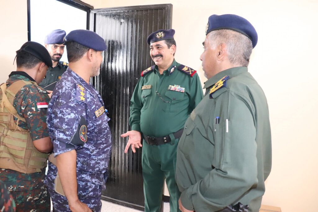 وزير الداخلية يطلع على سير العمل بفرع الهجرة والجوازات والمركز الشرطي النموذجي بالمكلا وزير الداخلية يطلع على سير العمل بفرع الهجرة والجوازات والمركز الشرطي النموذجي بالمكلا