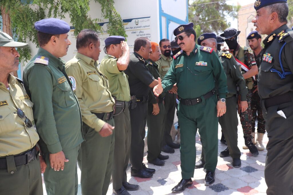 وزير الداخلية يطلع على سير العمل بفرع الهجرة والجوازات والمركز الشرطي النموذجي بالمكلا وزير الداخلية يطلع على سير العمل بفرع الهجرة والجوازات والمركز الشرطي النموذجي بالمكلا