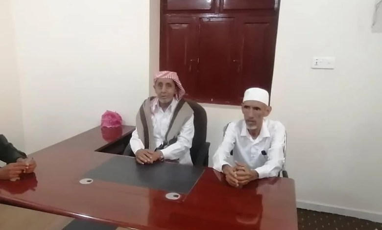 في أول لقاء بعد تكليفه.. مدير عام دوعن يلتقي بالمناصب والأعيان ويحدد أولوياته بقيادة ملف الكهرباء الشائك في أول لقاء بعد تكليفه.. مدير عام دوعن يلتقي بالمناصب والأعيان ويحدد أولوياته بقيادة ملف الكهرباء الشائك