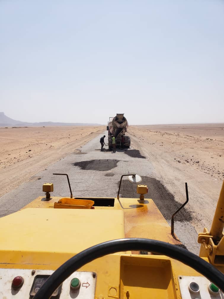 نظرا لما تسببه من حوادث خطيرة… فاعل خير يقوم بردم الحفريات في خط العبر الدولي "شاهد الصور" نظرا لما تسببه من حوادث خطيرة… فاعل خير يقوم بردم الحفريات في خط العبر الدولي "شاهد الصور"