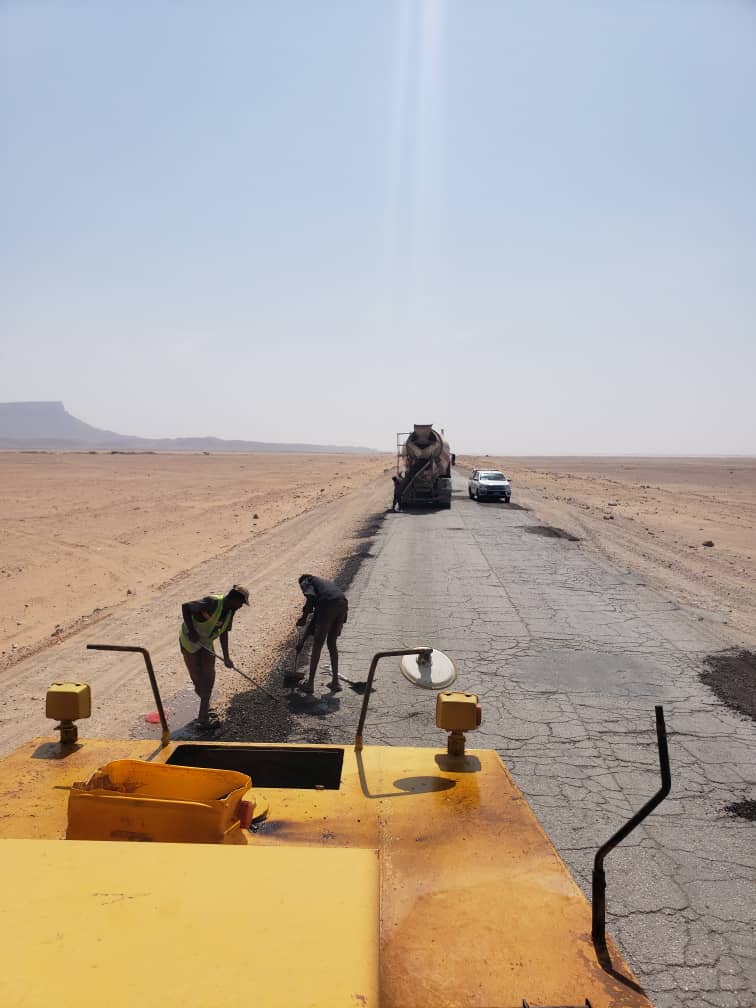 نظرا لما تسببه من حوادث خطيرة… فاعل خير يقوم بردم الحفريات في خط العبر الدولي "شاهد الصور" نظرا لما تسببه من حوادث خطيرة… فاعل خير يقوم بردم الحفريات في خط العبر الدولي "شاهد الصور"