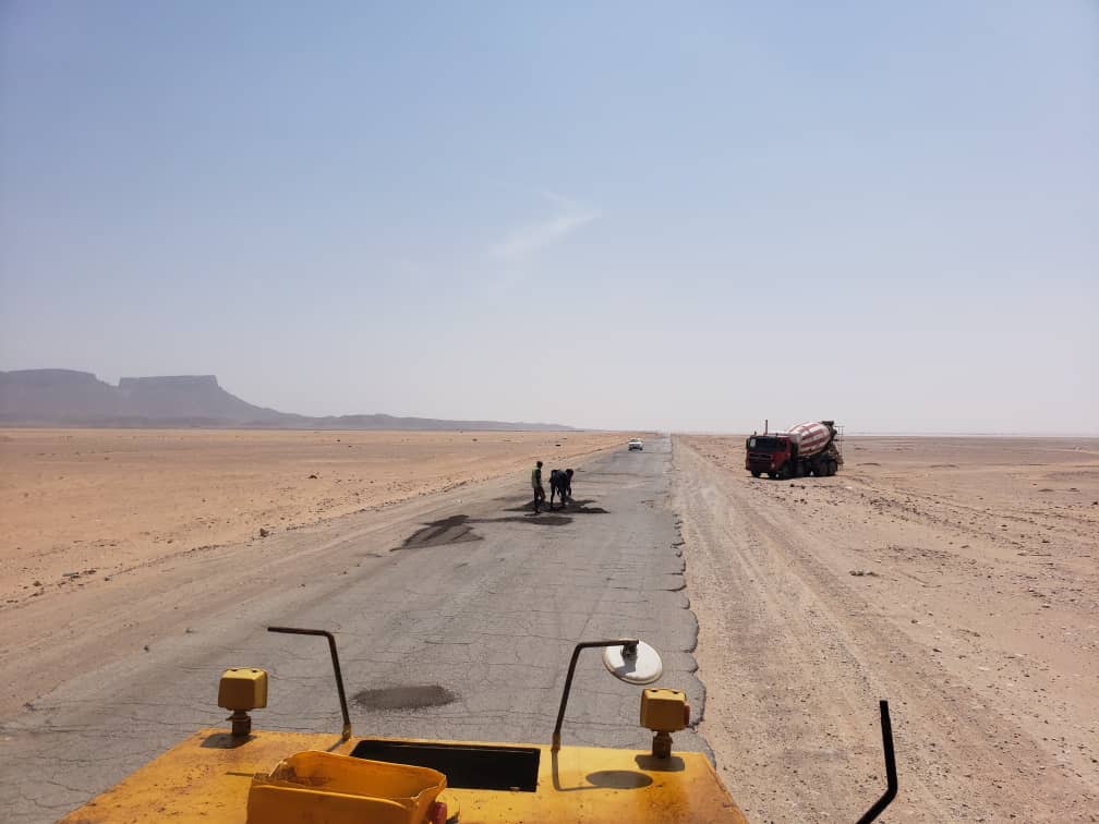 نظرا لما تسببه من حوادث خطيرة… فاعل خير يقوم بردم الحفريات في خط العبر الدولي "شاهد الصور" نظرا لما تسببه من حوادث خطيرة… فاعل خير يقوم بردم الحفريات في خط العبر الدولي "شاهد الصور"