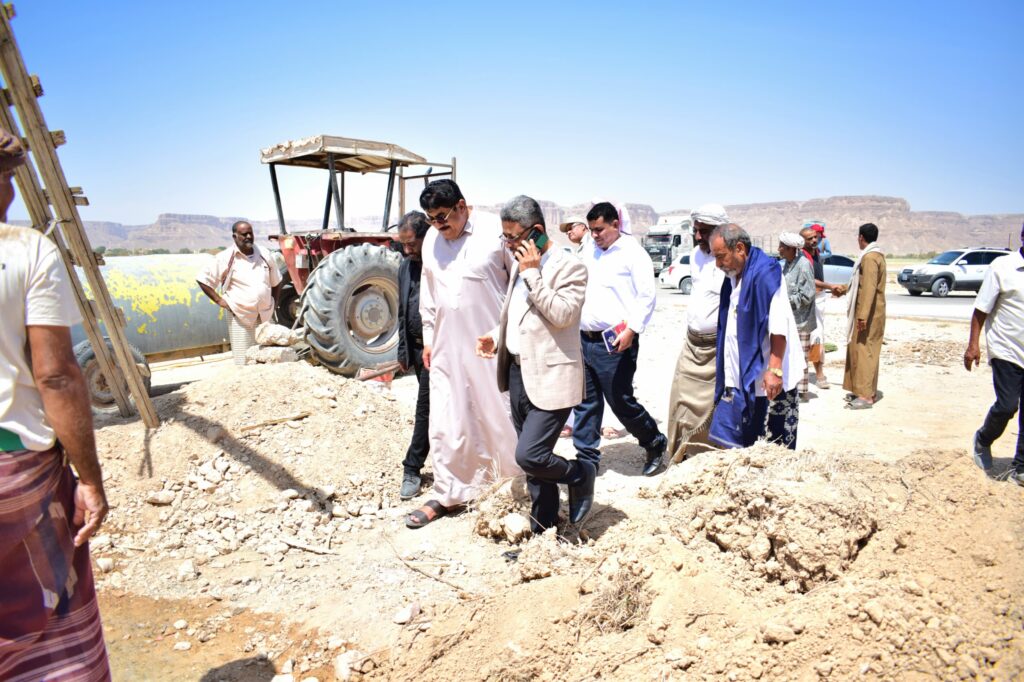 مواصلةً لمبادرة "في بيئتنا نخلة"..مكتب الزراعة بوادي حضرموت يدشّن زراعة النخيل ويزور مصنع البركة بمديرية وادي العين وحورة "شاهد الصور" مواصلةً لمبادرة "في بيئتنا نخلة"..مكتب الزراعة بوادي حضرموت يدشّن زراعة النخيل ويزور مصنع البركة بمديرية وادي العين وحورة "شاهد الصور"