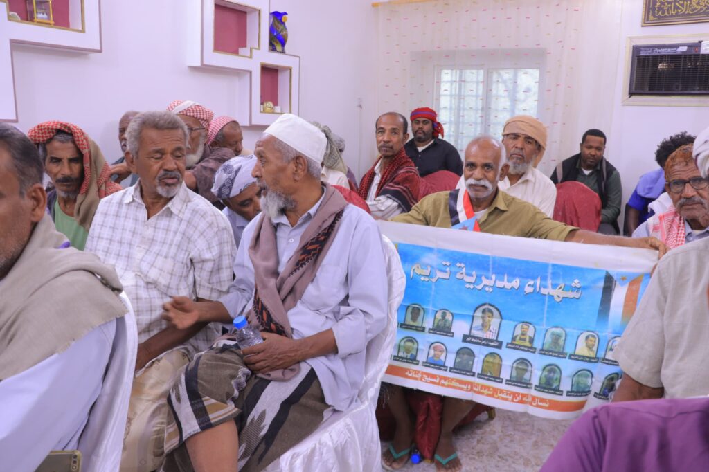 شاهد بالصور .. تحالف العمال والفلاحين والصيادين والكادحين ( عماد ) يعقد اجتماعا استثنائيا للتحضير والمشاركه الفاعله لانجاح مليونيه شبام بمناسبه الذكري ال ( 62 ) لثوره 14 اكتوبر المجيده الي جانب المجلس الانتقالي شاهد بالصور .. تحالف العمال والفلاحين والصيادين والكادحين ( عماد ) يعقد اجتماعا استثنائيا للتحضير والمشاركه الفاعله لانجاح مليونيه شبام بمناسبه الذكري ال ( 62 ) لثوره 14 اكتوبر المجيده الي جانب المجلس الانتقالي