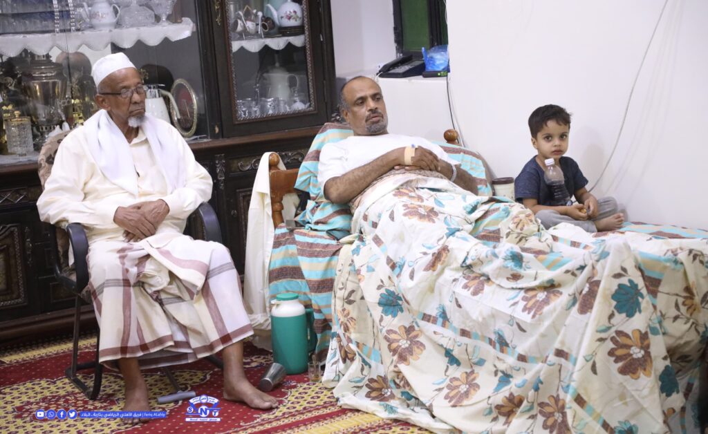 وفد من فريق الأهلي بتاربة يزور الأستاذ خالد باجندوح للاطمئنان على صحته وفد من فريق الأهلي بتاربة يزور الأستاذ خالد باجندوح للاطمئنان على صحته