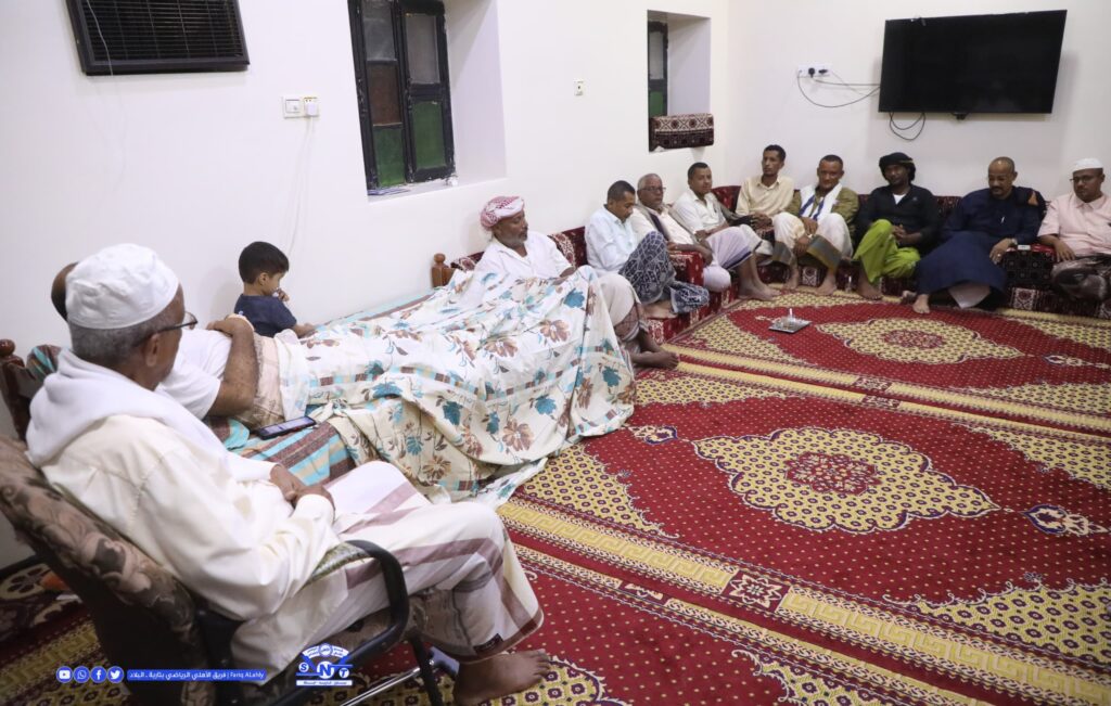 وفد من فريق الأهلي بتاربة يزور الأستاذ خالد باجندوح للاطمئنان على صحته وفد من فريق الأهلي بتاربة يزور الأستاذ خالد باجندوح للاطمئنان على صحته