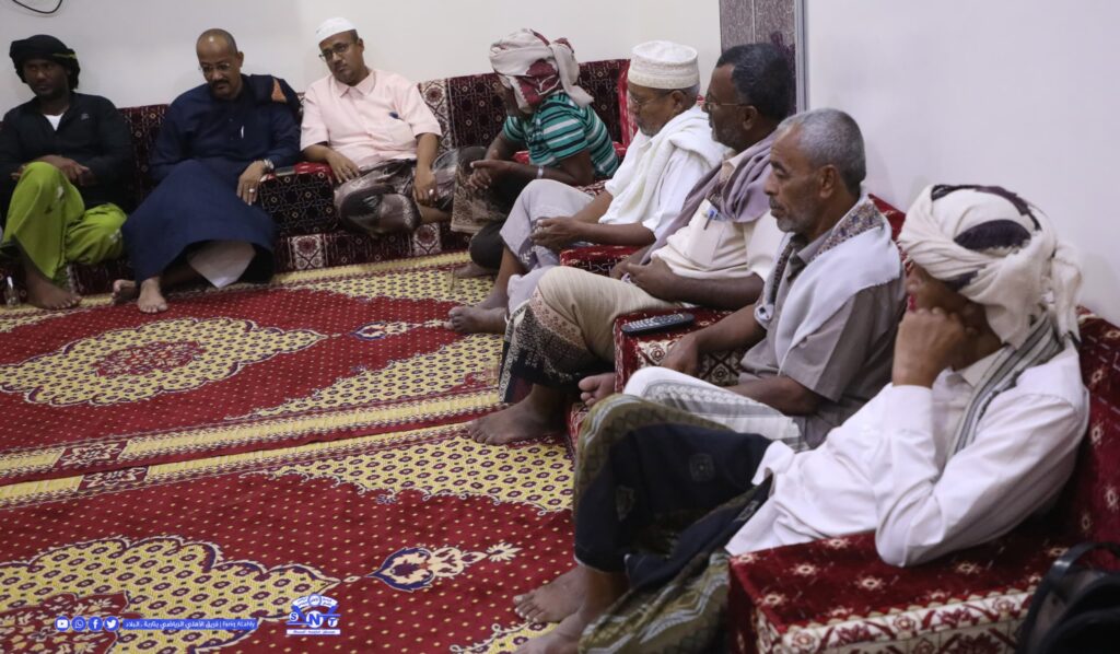 وفد من فريق الأهلي بتاربة يزور الأستاذ خالد باجندوح للاطمئنان على صحته وفد من فريق الأهلي بتاربة يزور الأستاذ خالد باجندوح للاطمئنان على صحته