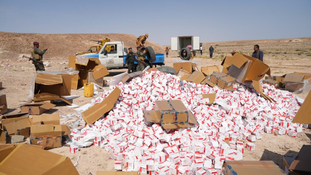 إتلاف كميات كبيرة من الأدوية المهربة والحشيش والخمور في المهرة إتلاف كميات كبيرة من الأدوية المهربة والحشيش والخمور في المهرة