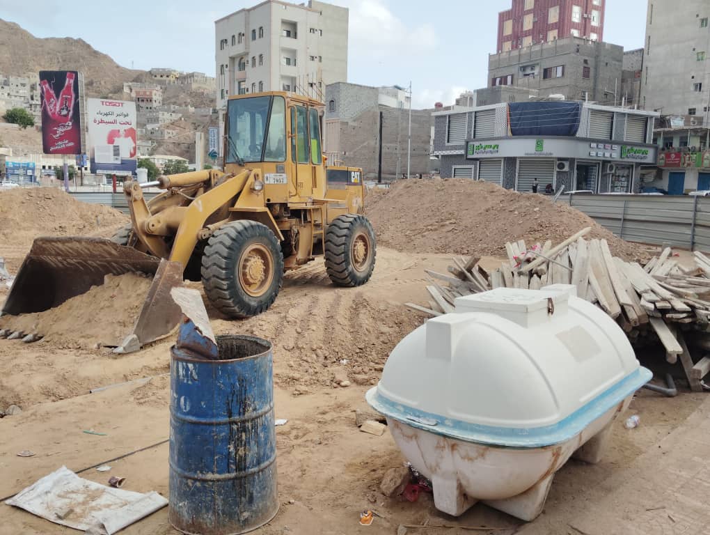 المكلا : بدء أعمال ترميم وصيانة جولة ودورا بن عزوان "صور" المكلا : بدء أعمال ترميم وصيانة جولة ودورا بن عزوان "صور"