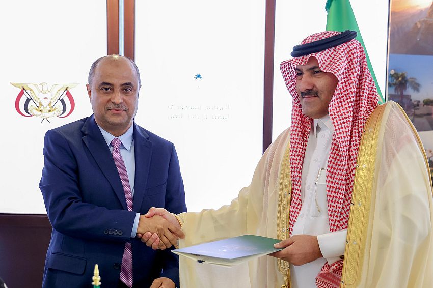 رئيس الوزراء يشهد حفل توقيع اتفاقيتين تنمويتين ومذكرة تفاهم مع البرنامج السعودي لتنمية واعمار اليمن رئيس الوزراء يشهد حفل توقيع اتفاقيتين تنمويتين ومذكرة تفاهم مع البرنامج السعودي لتنمية واعمار اليمن