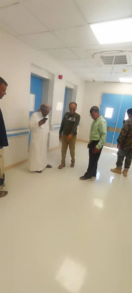 الوكيل قويزان وبلحاف يطلعان على أعمال تأهيل مستشفى الغيضة في لمساته الأخيرة . الوكيل قويزان وبلحاف يطلعان على أعمال تأهيل مستشفى الغيضة في لمساته الأخيرة .