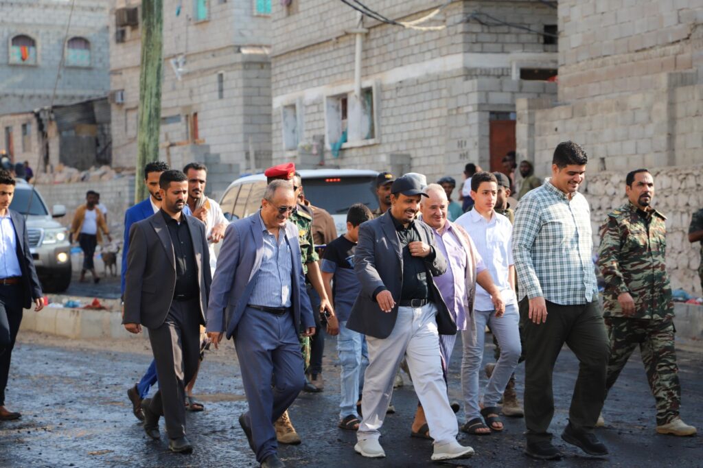 محافظ حضرموت يتفقد سير العمل في مشاريع تحسين وتجميل شوارع وأحياء مدينة المكلا محافظ حضرموت يتفقد سير العمل في مشاريع تحسين وتجميل شوارع وأحياء مدينة المكلا