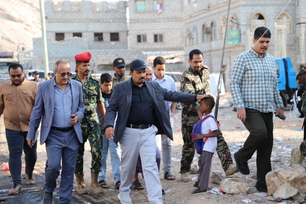 محافظ حضرموت يتفقد سير العمل في مشاريع تحسين وتجميل شوارع وأحياء مدينة المكلا محافظ حضرموت يتفقد سير العمل في مشاريع تحسين وتجميل شوارع وأحياء مدينة المكلا