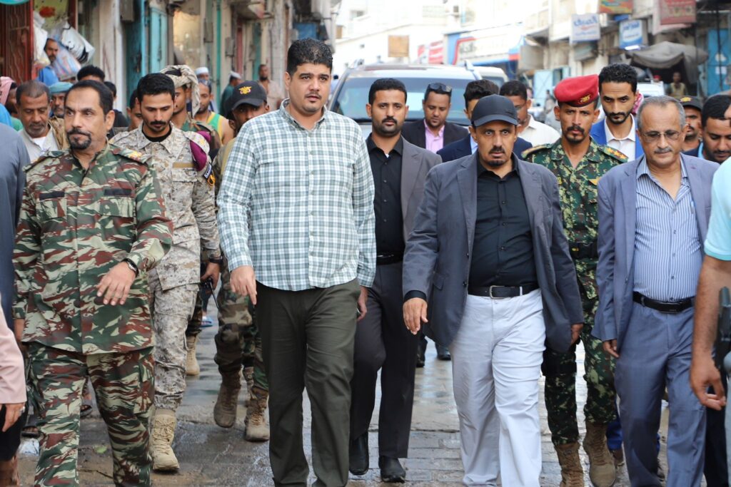 محافظ حضرموت يتفقد سير العمل في مشاريع تحسين وتجميل شوارع وأحياء مدينة المكلا محافظ حضرموت يتفقد سير العمل في مشاريع تحسين وتجميل شوارع وأحياء مدينة المكلا