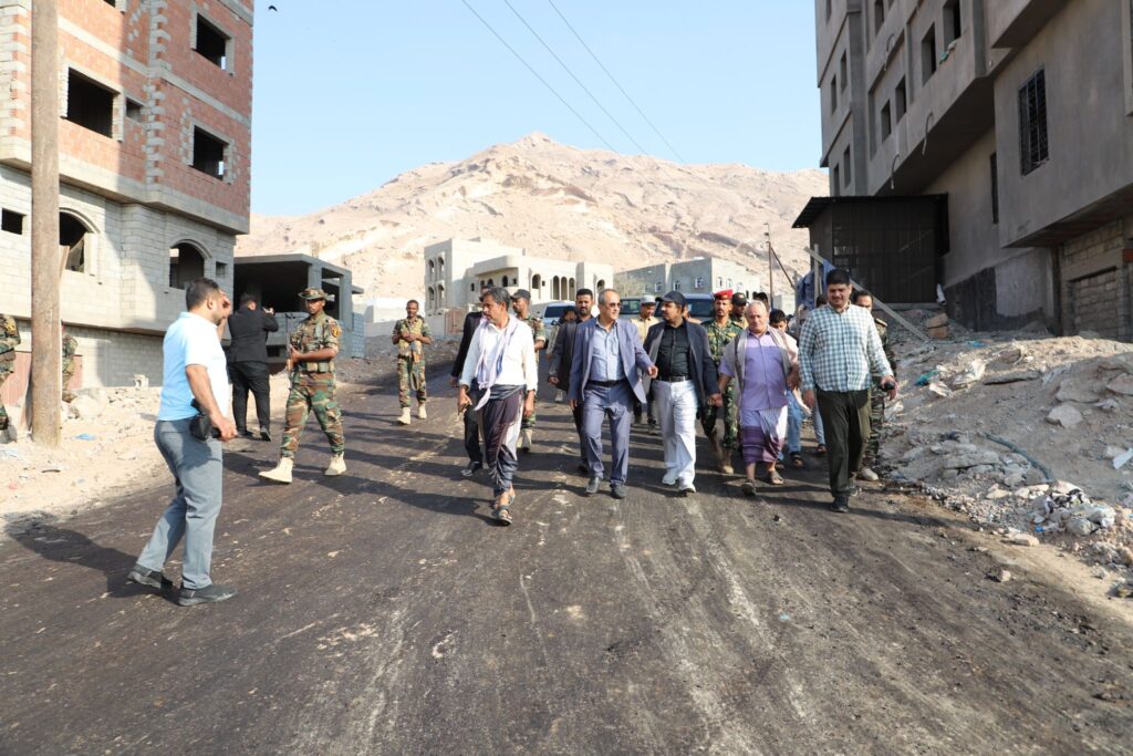 محافظ حضرموت يتفقد سير العمل في مشاريع تحسين وتجميل شوارع وأحياء مدينة المكلا محافظ حضرموت يتفقد سير العمل في مشاريع تحسين وتجميل شوارع وأحياء مدينة المكلا