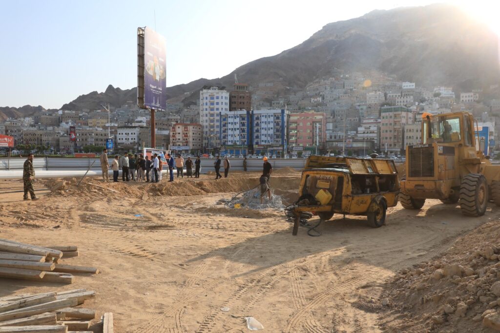 محافظ حضرموت يتفقد سير العمل في مشاريع تحسين وتجميل شوارع وأحياء مدينة المكلا محافظ حضرموت يتفقد سير العمل في مشاريع تحسين وتجميل شوارع وأحياء مدينة المكلا