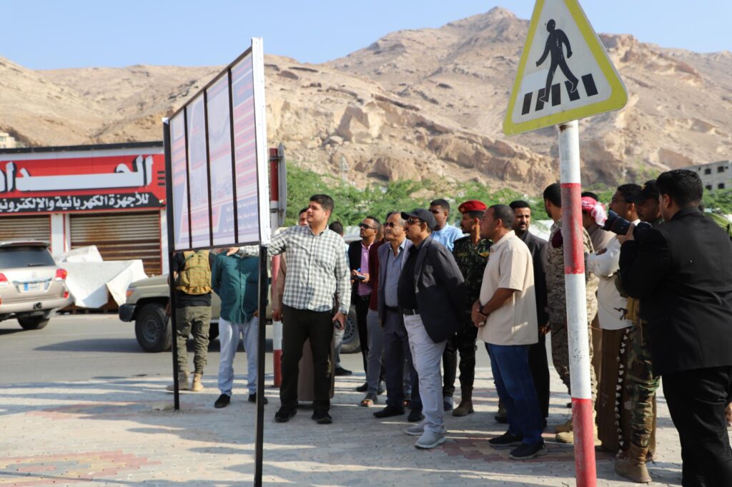 محافظ حضرموت يتفقد سير العمل في مشاريع تحسين وتجميل شوارع وأحياء مدينة المكلا محافظ حضرموت يتفقد سير العمل في مشاريع تحسين وتجميل شوارع وأحياء مدينة المكلا