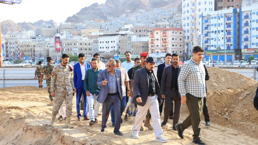 محافظ حضرموت يتفقد سير العمل في مشاريع تحسين وتجميل شوارع وأحياء مدينة المكلا محافظ حضرموت يتفقد سير العمل في مشاريع تحسين وتجميل شوارع وأحياء مدينة المكلا
