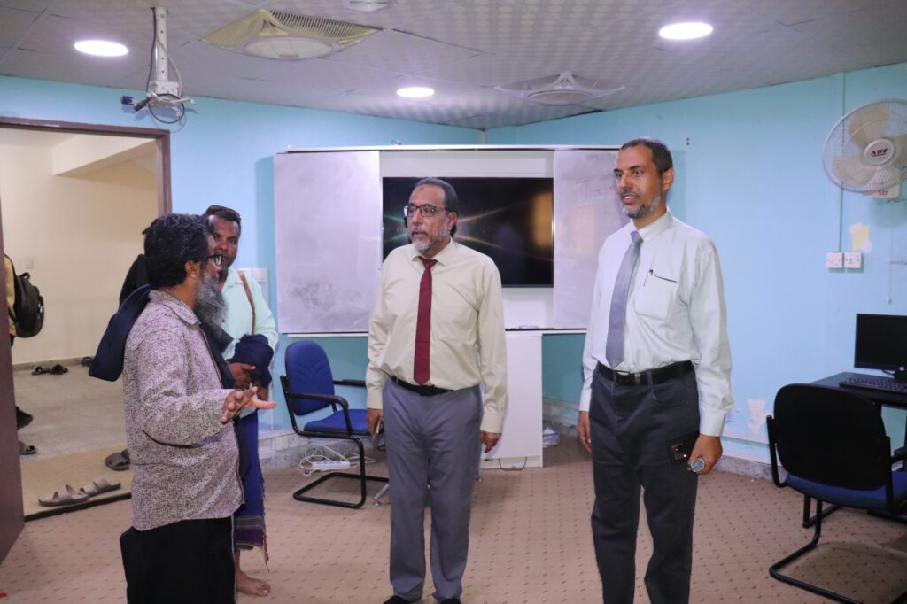 أستاذ التاريخ بجامعة عدن ومؤلف الموسوعة اليافعية الدكتور نادر العمري يزور جامعة الأحقاف أستاذ التاريخ بجامعة عدن ومؤلف الموسوعة اليافعية الدكتور نادر العمري يزور جامعة الأحقاف