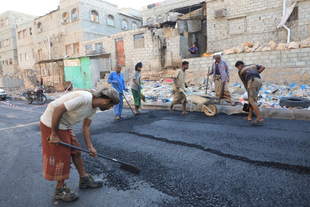محافظ حضرموت يتفقد سير العمل في مشاريع تحسين وتجميل شوارع وأحياء مدينة المكلا محافظ حضرموت يتفقد سير العمل في مشاريع تحسين وتجميل شوارع وأحياء مدينة المكلا