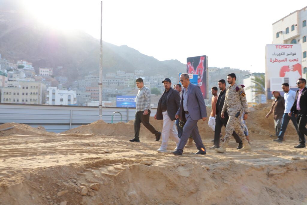 محافظ حضرموت يتفقد سير العمل في مشاريع تحسين وتجميل شوارع وأحياء مدينة المكلا محافظ حضرموت يتفقد سير العمل في مشاريع تحسين وتجميل شوارع وأحياء مدينة المكلا