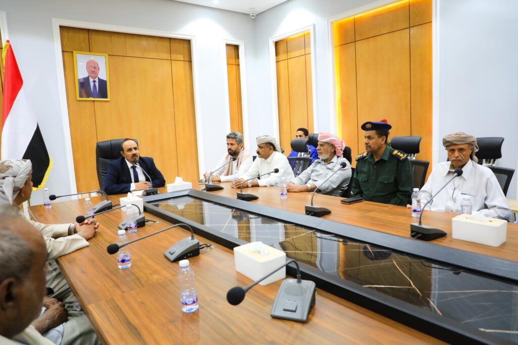 محافظ حضرموت يلتقي وفدًا من قبيلة العوابثة لمناقشة تطورات قضية مقتل "الشاب عوض عبدالله العوبثاني" محافظ حضرموت يلتقي وفدًا من قبيلة العوابثة لمناقشة تطورات قضية مقتل "الشاب عوض عبدالله العوبثاني"