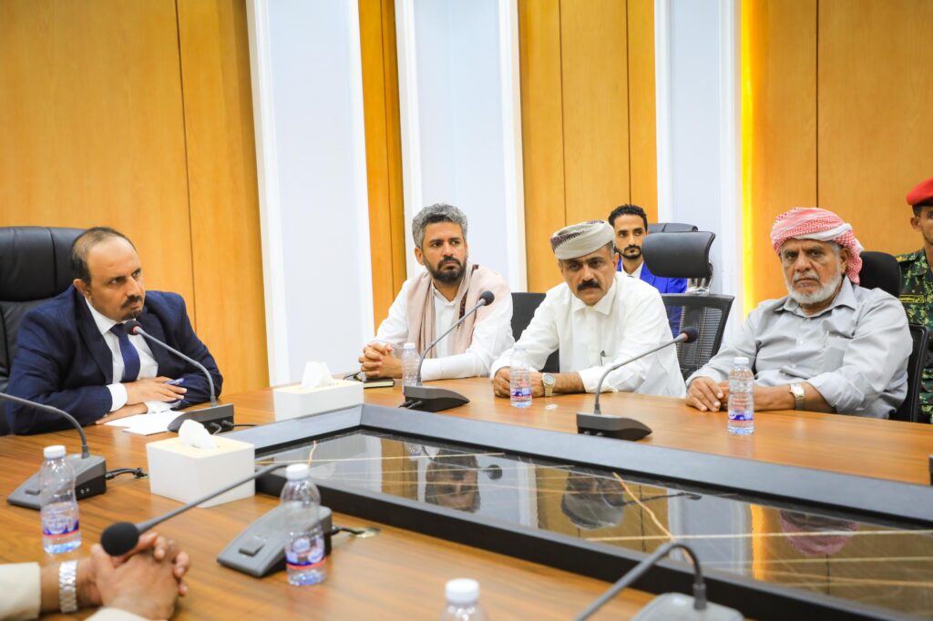 محافظ حضرموت يلتقي وفدًا من قبيلة العوابثة لمناقشة تطورات قضية مقتل "الشاب عوض عبدالله العوبثاني" محافظ حضرموت يلتقي وفدًا من قبيلة العوابثة لمناقشة تطورات قضية مقتل "الشاب عوض عبدالله العوبثاني"