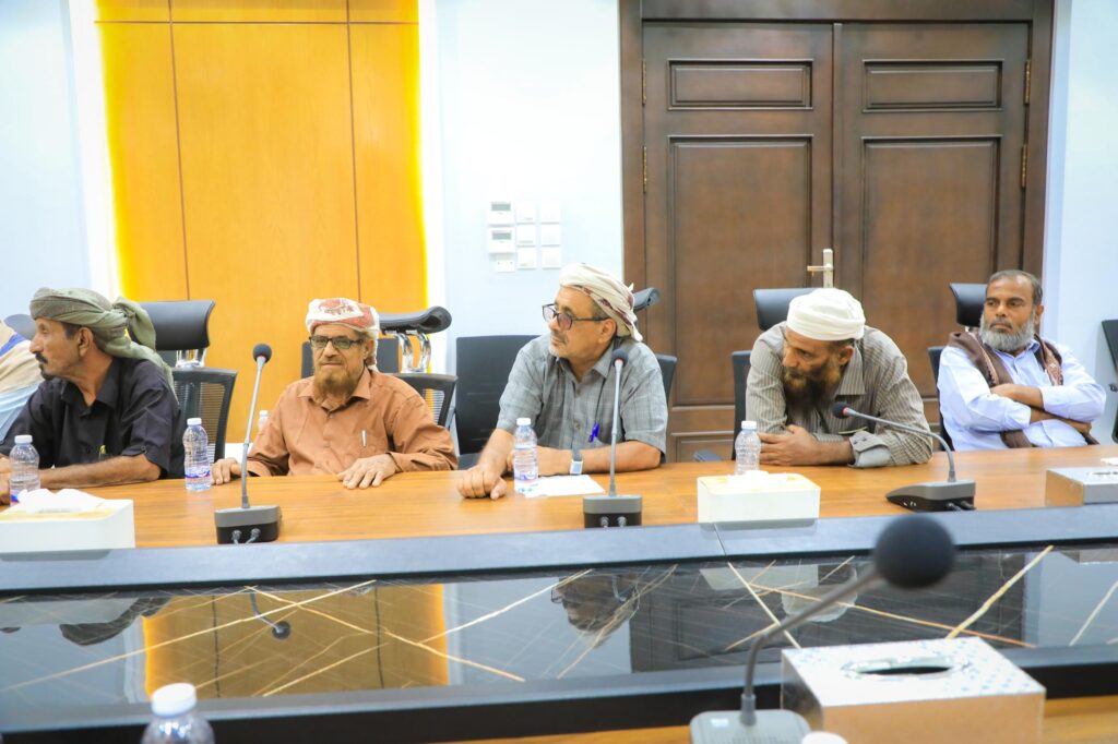 محافظ حضرموت يلتقي وفدًا من قبيلة العوابثة لمناقشة تطورات قضية مقتل "الشاب عوض عبدالله العوبثاني" محافظ حضرموت يلتقي وفدًا من قبيلة العوابثة لمناقشة تطورات قضية مقتل "الشاب عوض عبدالله العوبثاني"