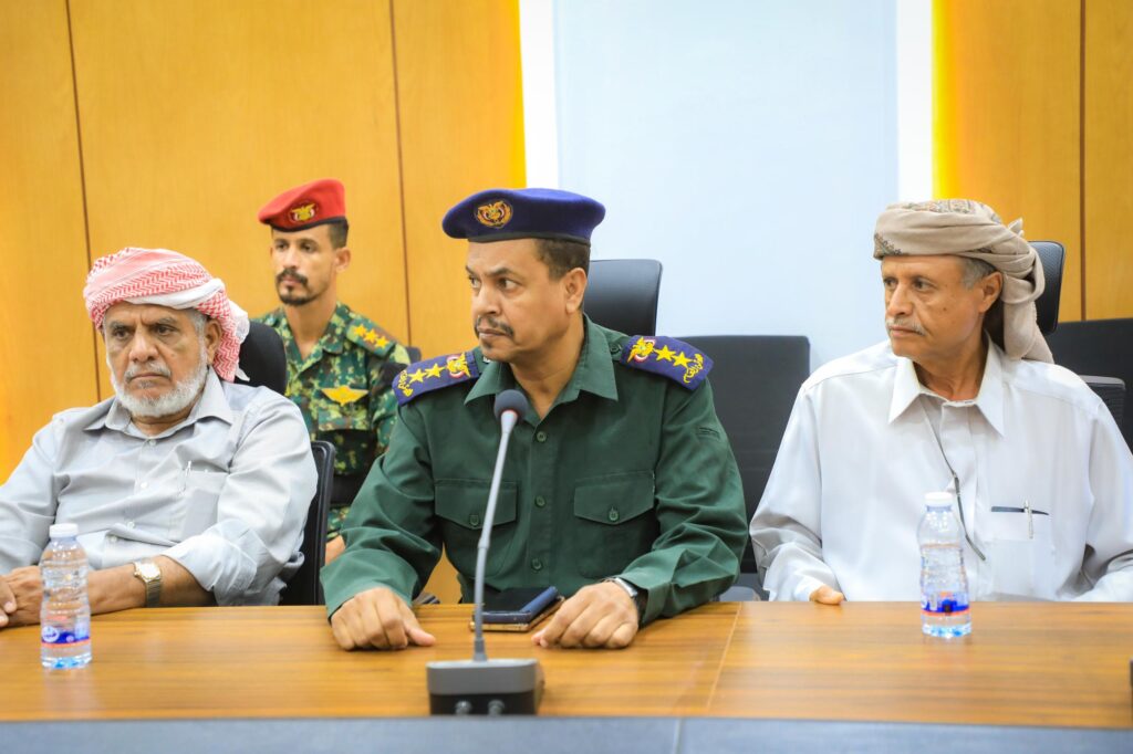 محافظ حضرموت يلتقي وفدًا من قبيلة العوابثة لمناقشة تطورات قضية مقتل "الشاب عوض عبدالله العوبثاني" محافظ حضرموت يلتقي وفدًا من قبيلة العوابثة لمناقشة تطورات قضية مقتل "الشاب عوض عبدالله العوبثاني"