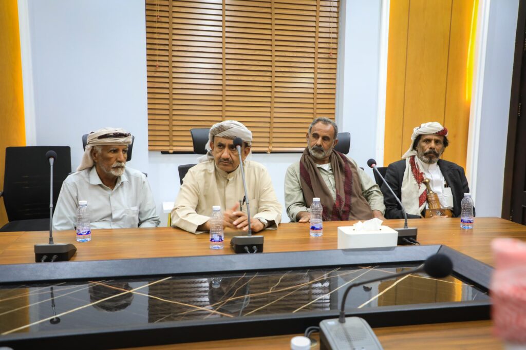 محافظ حضرموت يلتقي وفدًا من قبيلة العوابثة لمناقشة تطورات قضية مقتل "الشاب عوض عبدالله العوبثاني" محافظ حضرموت يلتقي وفدًا من قبيلة العوابثة لمناقشة تطورات قضية مقتل "الشاب عوض عبدالله العوبثاني"