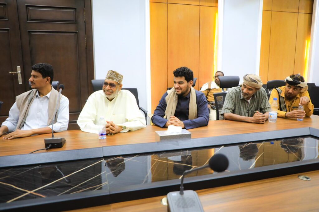 محافظ حضرموت يلتقي وفدًا من قبيلة العوابثة لمناقشة تطورات قضية مقتل "الشاب عوض عبدالله العوبثاني" محافظ حضرموت يلتقي وفدًا من قبيلة العوابثة لمناقشة تطورات قضية مقتل "الشاب عوض عبدالله العوبثاني"