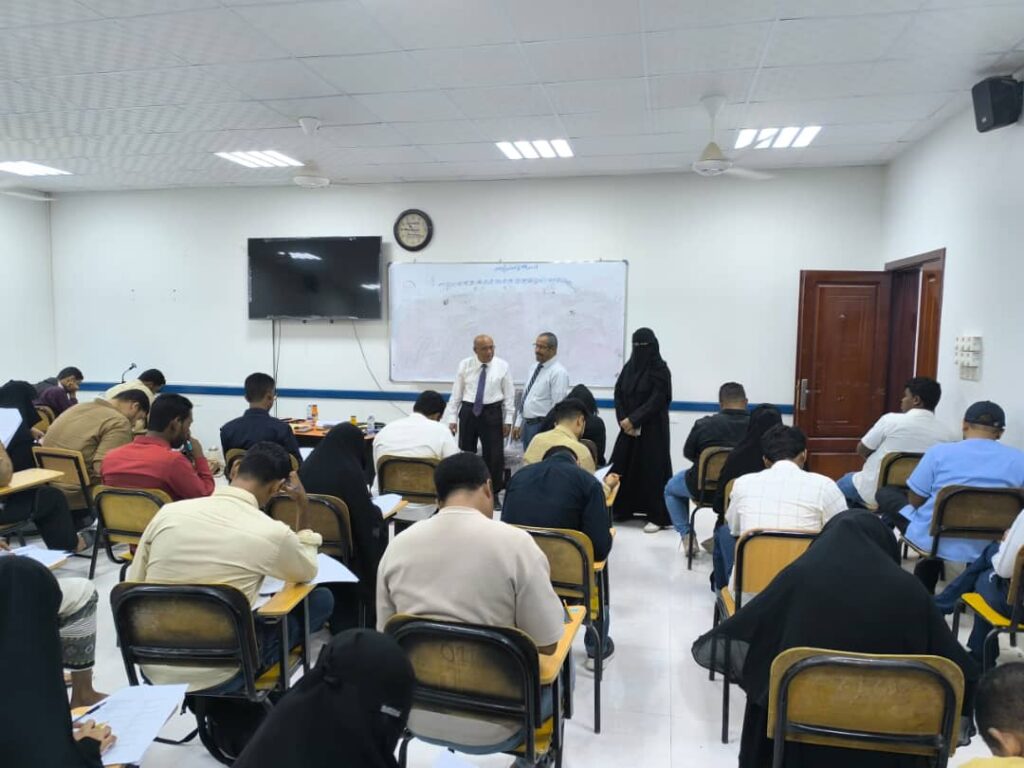 عميد كلية الطب بسيئون يتفقد سير امتحانات المجلس الطبي الأعلى عميد كلية الطب بسيئون يتفقد سير امتحانات المجلس الطبي الأعلى