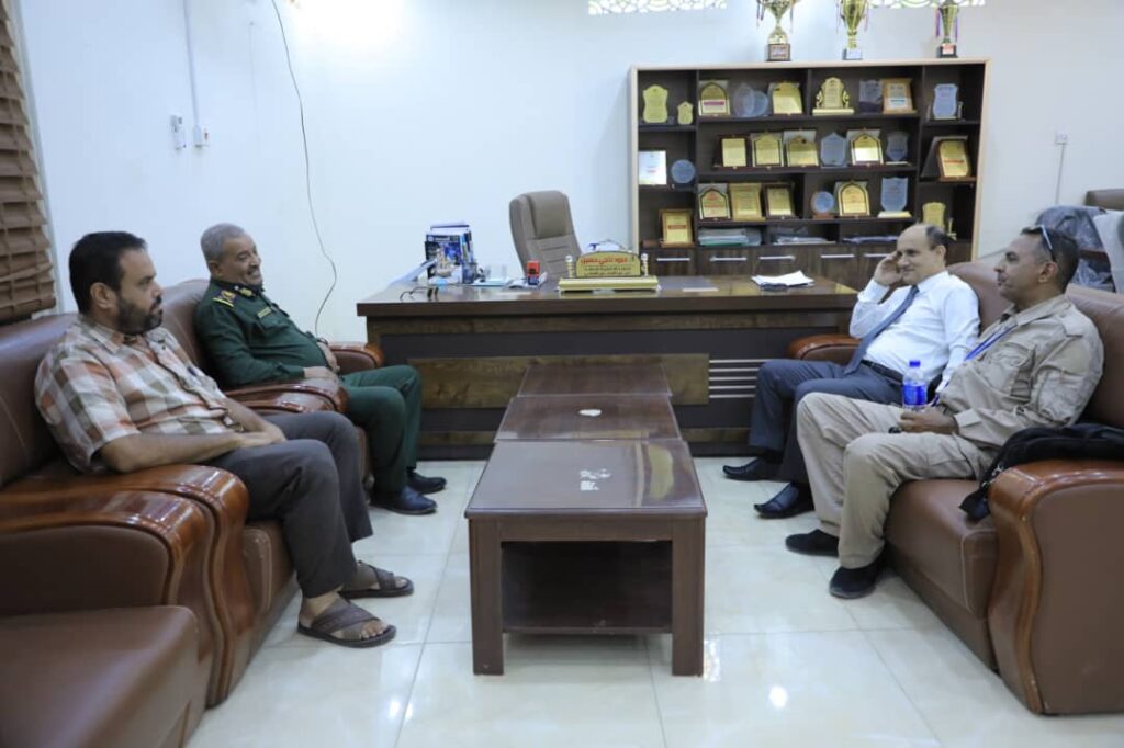 رئاسة مصلحة الأحوال المدنية تكرم قائد نقطة مصنع الحديد لضبطه وثائق مزورة رئاسة مصلحة الأحوال المدنية تكرم قائد نقطة مصنع الحديد لضبطه وثائق مزورة